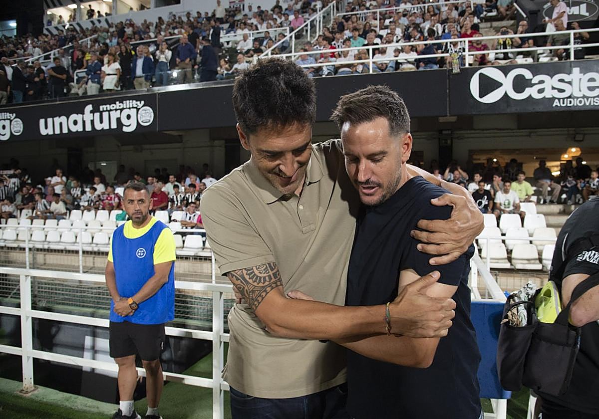 Iñigo Vélez y Sergi Guilló se saludan antes del partido