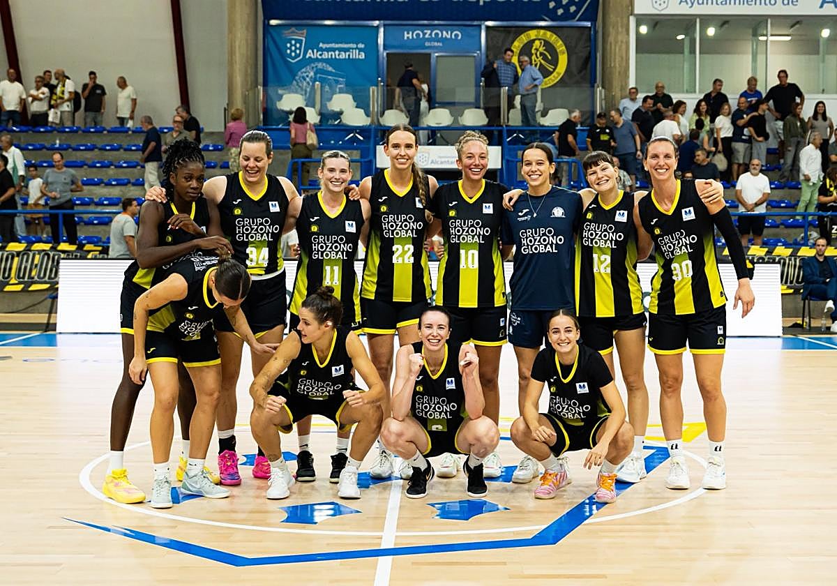 Las jugadoras del Hozono Jairis, tras el triunfo contra el Baxi Ferrol.