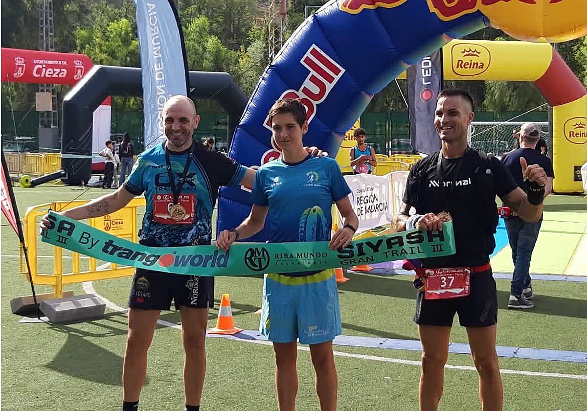 El podio de la carrera de 42 kilómetros, con el ganador Juan Martín.