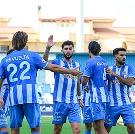 Los jugadores del Águilas se felicitan tras una acción en el duelo disputado ante el Huesca.