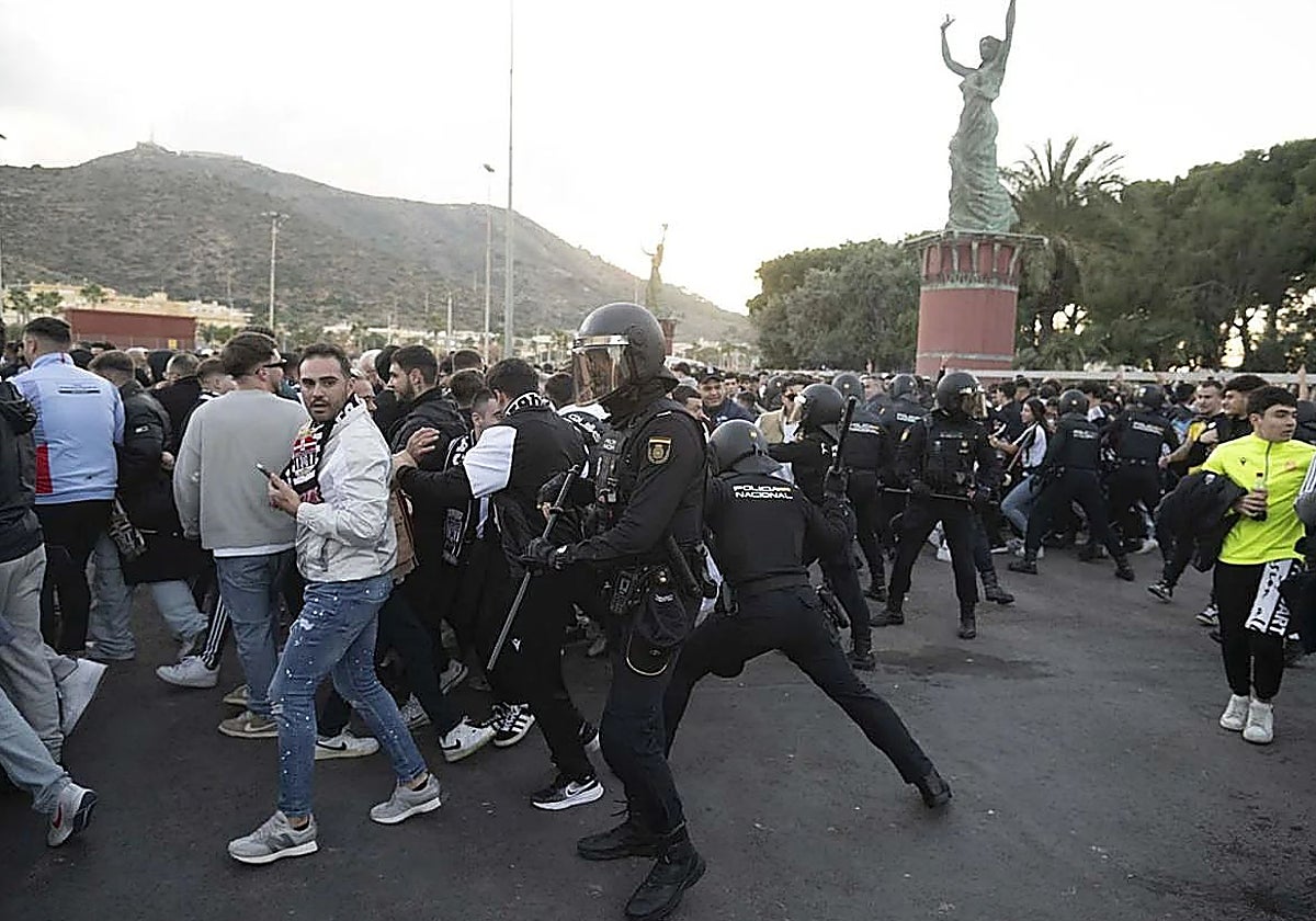 Agentes de Policía Nacional separan a aficionados de Cartagena y Real Murcia en el derbi del pasado 8 de diciembre.