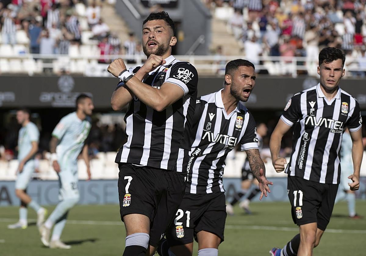 Yanis Rahmani celebrando su gol ante el Betis Deportivo en el Cartagonova