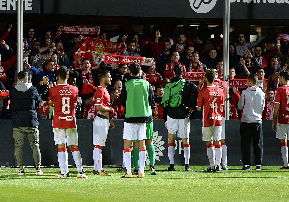 Los jugadores del Real Murcia agradecen el apoyo de los aficionados, ubicados en el fondo norte bajo del Cartagonova, en el derbi de 2017.
