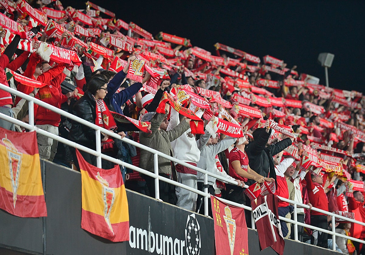 Aficionados del Real Murcia animando a su equipo en un fondo norte del Cartagonova teñido de grana, en el derbi del año pasado.