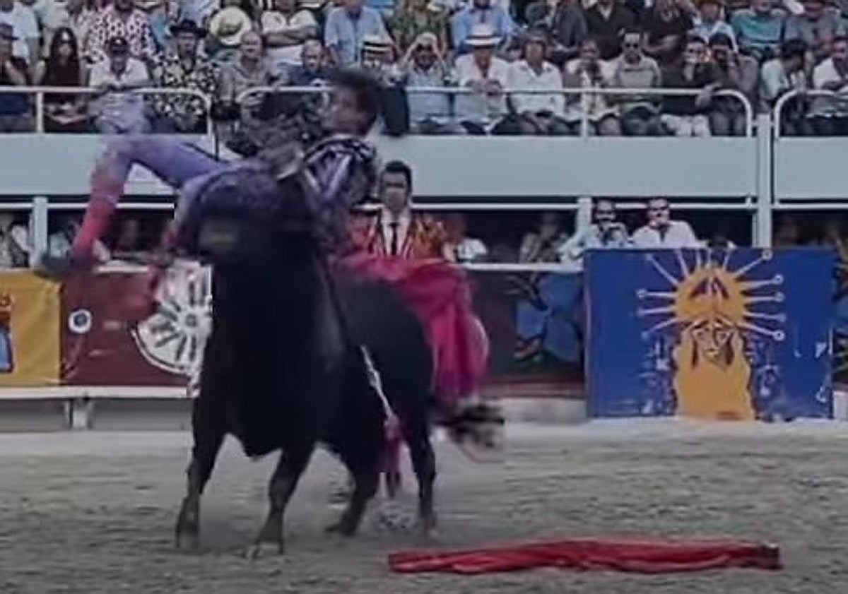 Roca Rey, en el momento de la cogida, este domingo.