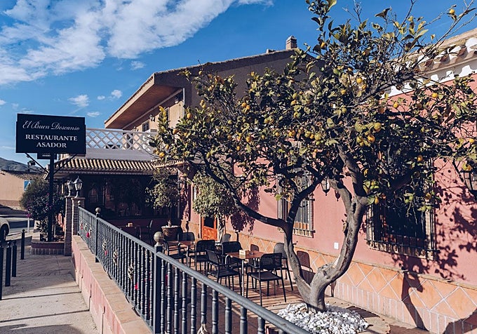 Fachada de El Buen Descanso, en Casas de Tallante.