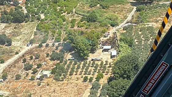 Controlan un incendio de vegetación muy próximo a viviendas y a terreno forestal en Albudeite