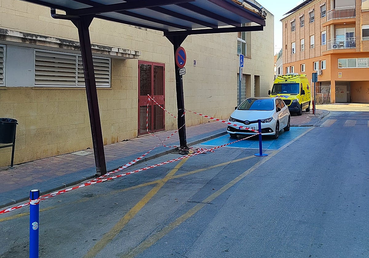 Zona de estacionamiento de ambulancias del Centro de Salud Profesor Jesús Marín López, precintada.