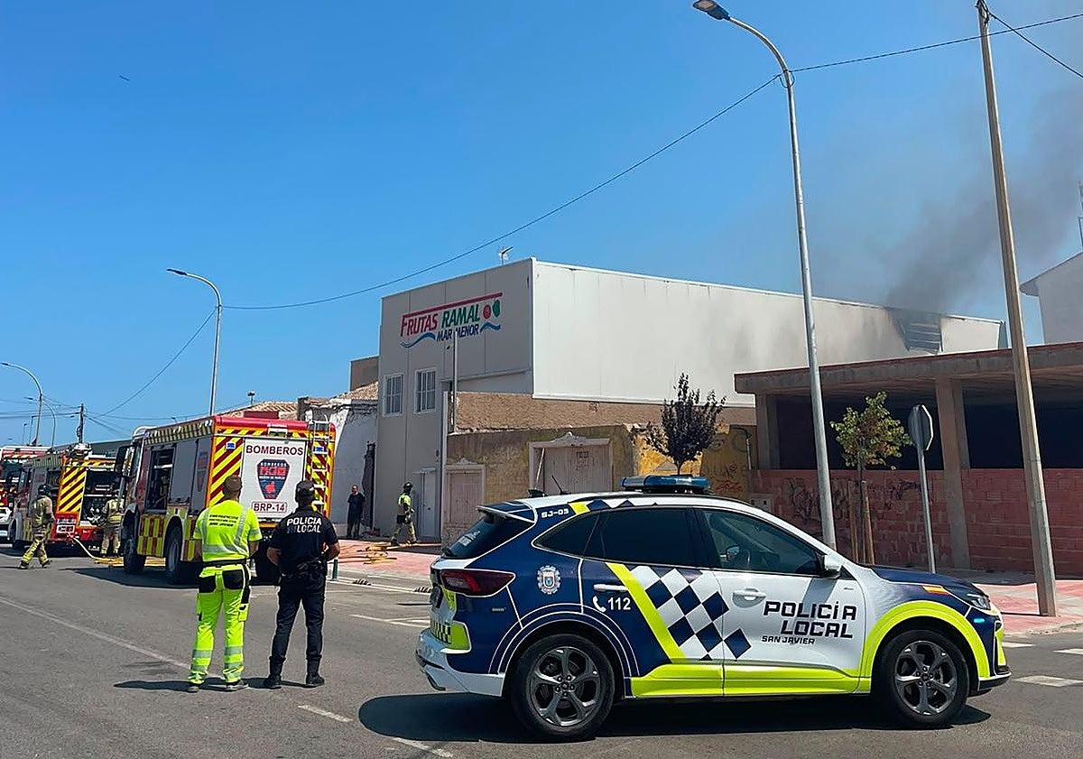Bomberos y Policía Local en la nave industrial de San Javier.