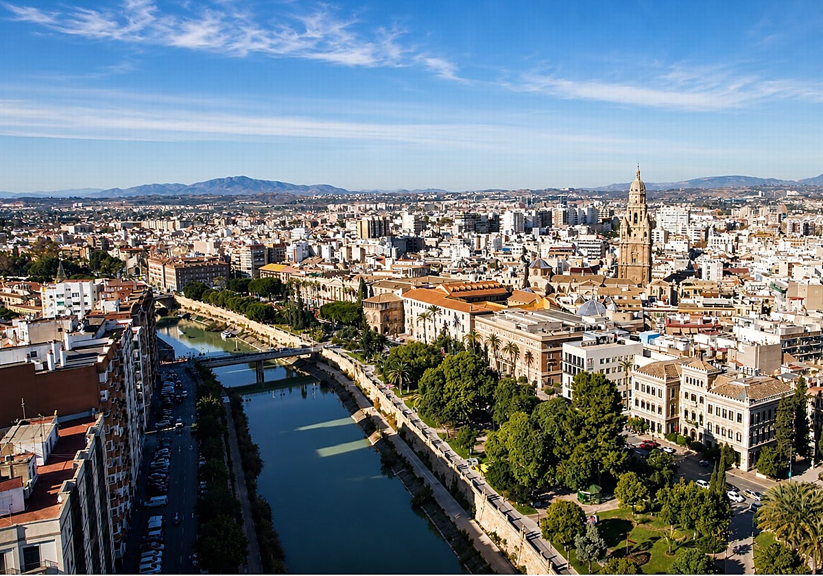 Vista panorámica de la ciudad de Murcia, con el paso del río Segura y la imponente Catedral.