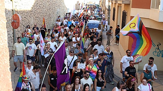 Totana vive su primer Orgullo con una gran manifestación contra el veto de PP y Vox a la bandera LGTBI