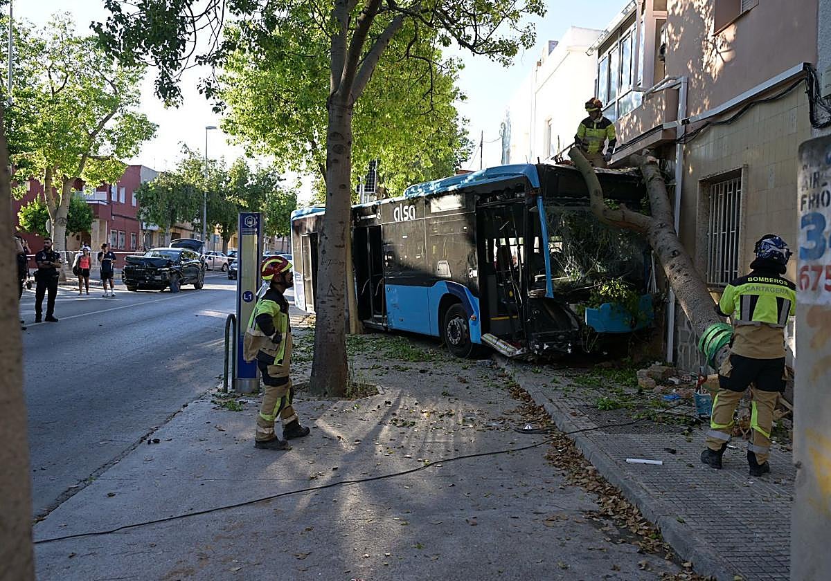 El autobús derribó un árbol y acabó empotrado contra la pared de una vivienda.