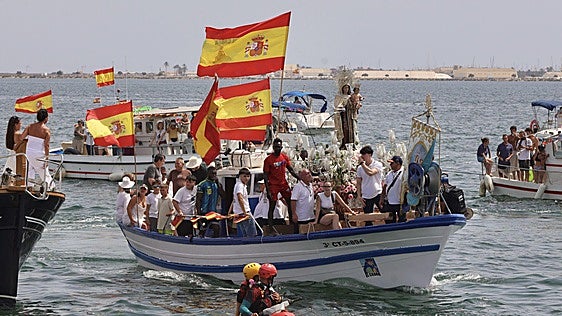 Devoción marinera con intenso calor para acompañar a la Virgen del Carmen en San Pedro del Pinatar