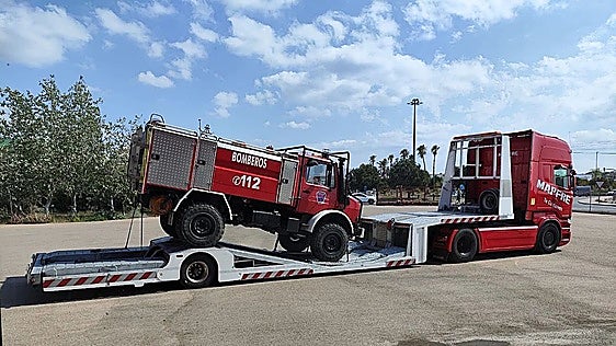 Arrecia la polémica por un camión de bomberos averiado y empujado a mano en una rotonda de Águilas