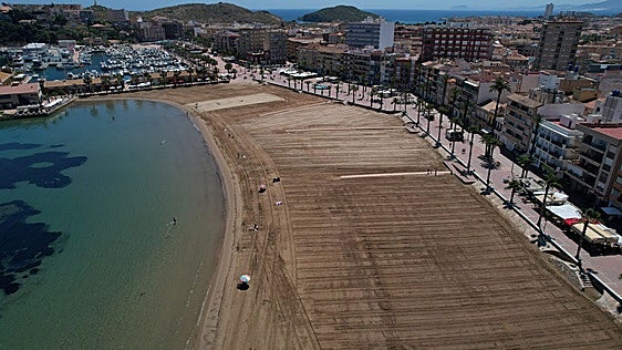 Costas repara las playas del Puerto y Rihuete de Mazarrón tras los daños de las borrascas y mangas marinas