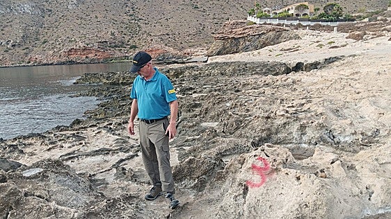 Vandalizan con espray rojo las dunas fósiles protegidas de Cabo Cope en Águilas