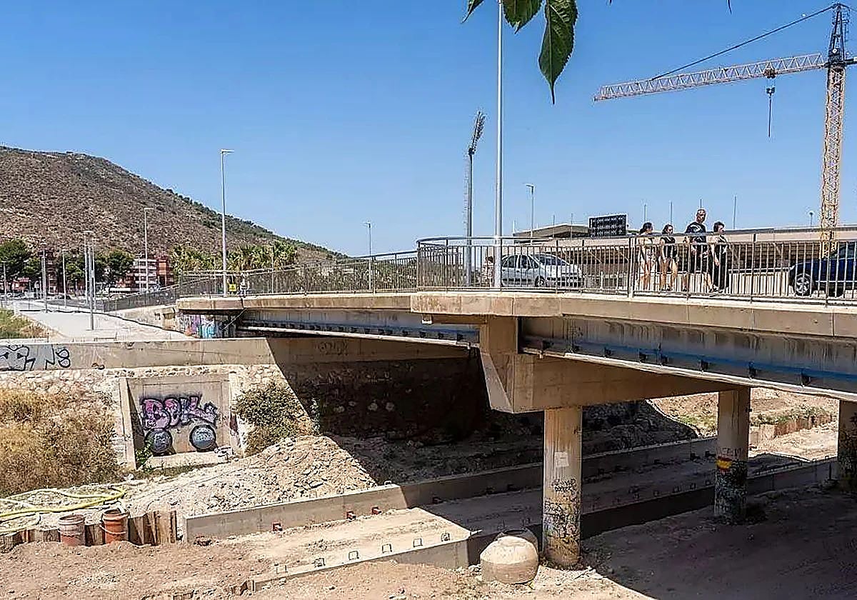 El corte del puente del Cartagonova se amplía hasta el próximo 2 de agoso por dificultades en las obras