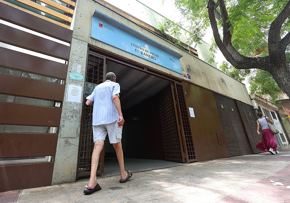 Accesos al centro de salud de El Ranero, en Murcia.