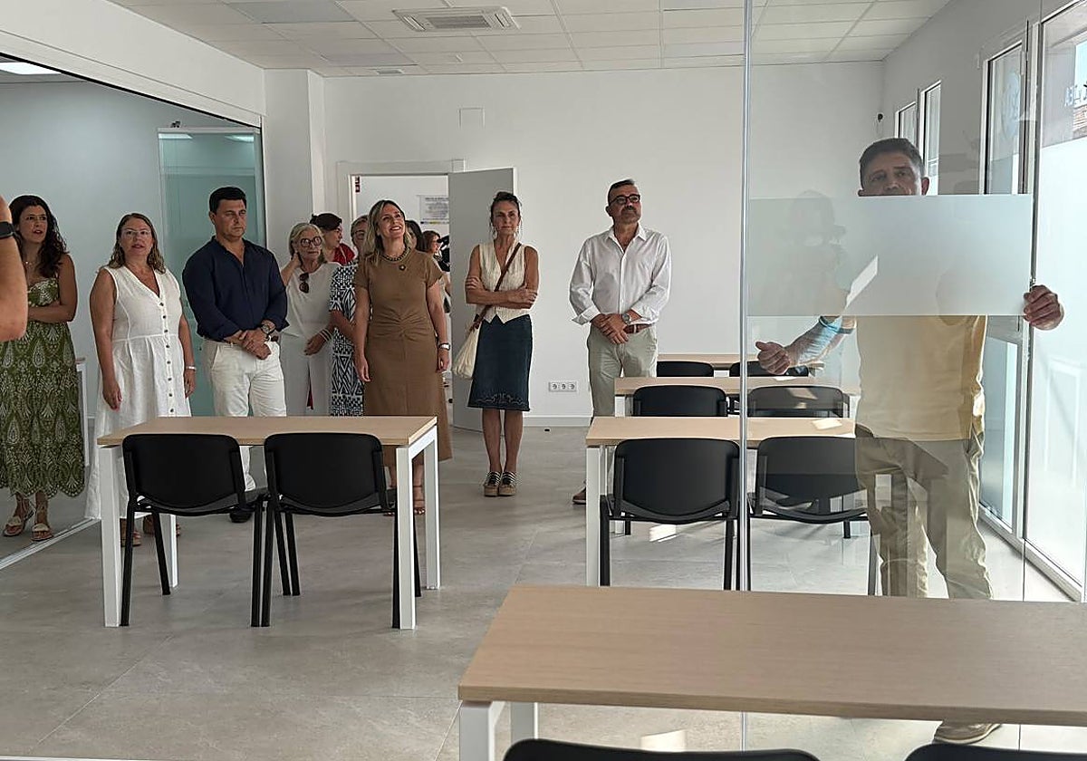 Las autoridades y miembros de Afemar visitan una de las aulas del nuevo servicio de promoción de la autonomía personal de San Javier.