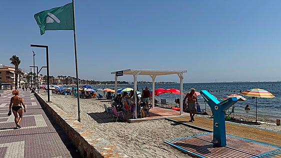 Los Alcázares hace más accesible la playa del Espejo tras la renovación de sus infraestructuras y equipamientos