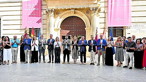 Conmoción y condena a la «lacra» de la violencia machista en los minutos de silencio en la Región