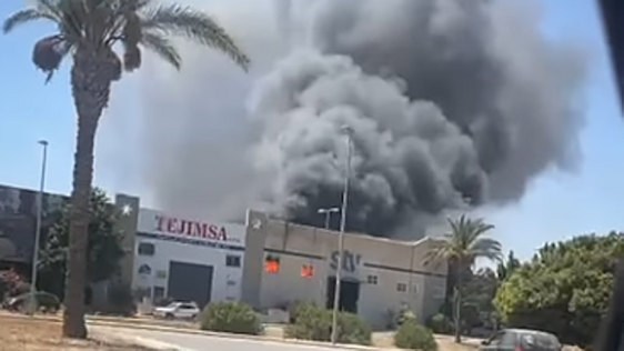 Los bomberos extinguen un incendio en una nave de un polígono industrial de Torre Pacheco