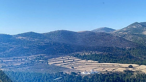 Logran extinguir el incendio forestal de Inazares tras afectar a unas 75 hectáreas