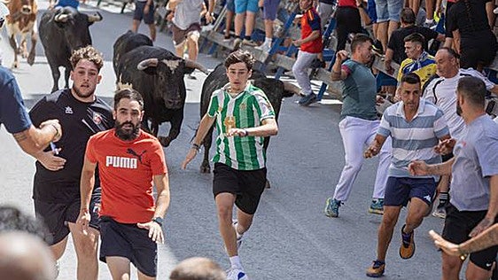 Los novillos de Valdellán en Blanca protagonizan un cuarto encierro limpio y rápido