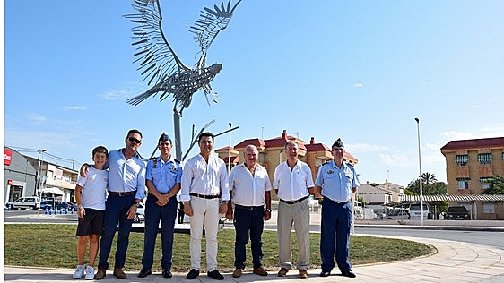 Un águila de hierro preside el acceso al museo de la aviación y al vivero de innovación aeroespacial de San Javier