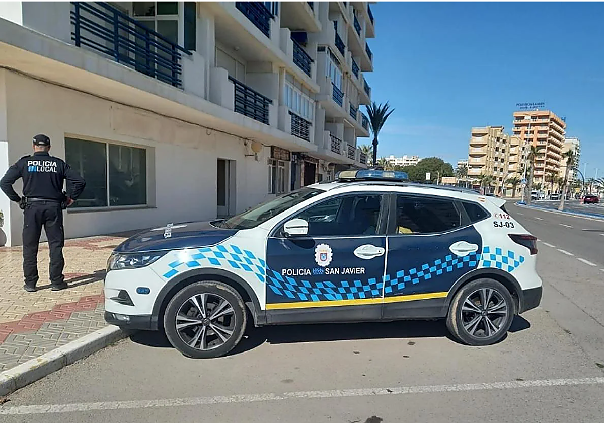 Policía local de San Javier junto a la comisaría de La Manga.