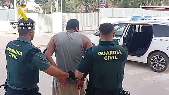 Detenido en Torre Pacheco por llevar un 'kit de venta ambulante' repleto de droga en su bolso