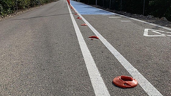 La paradoja del carril bici de Santomera: la protección que exige la DGT sucumbe ante el atajo de los coches