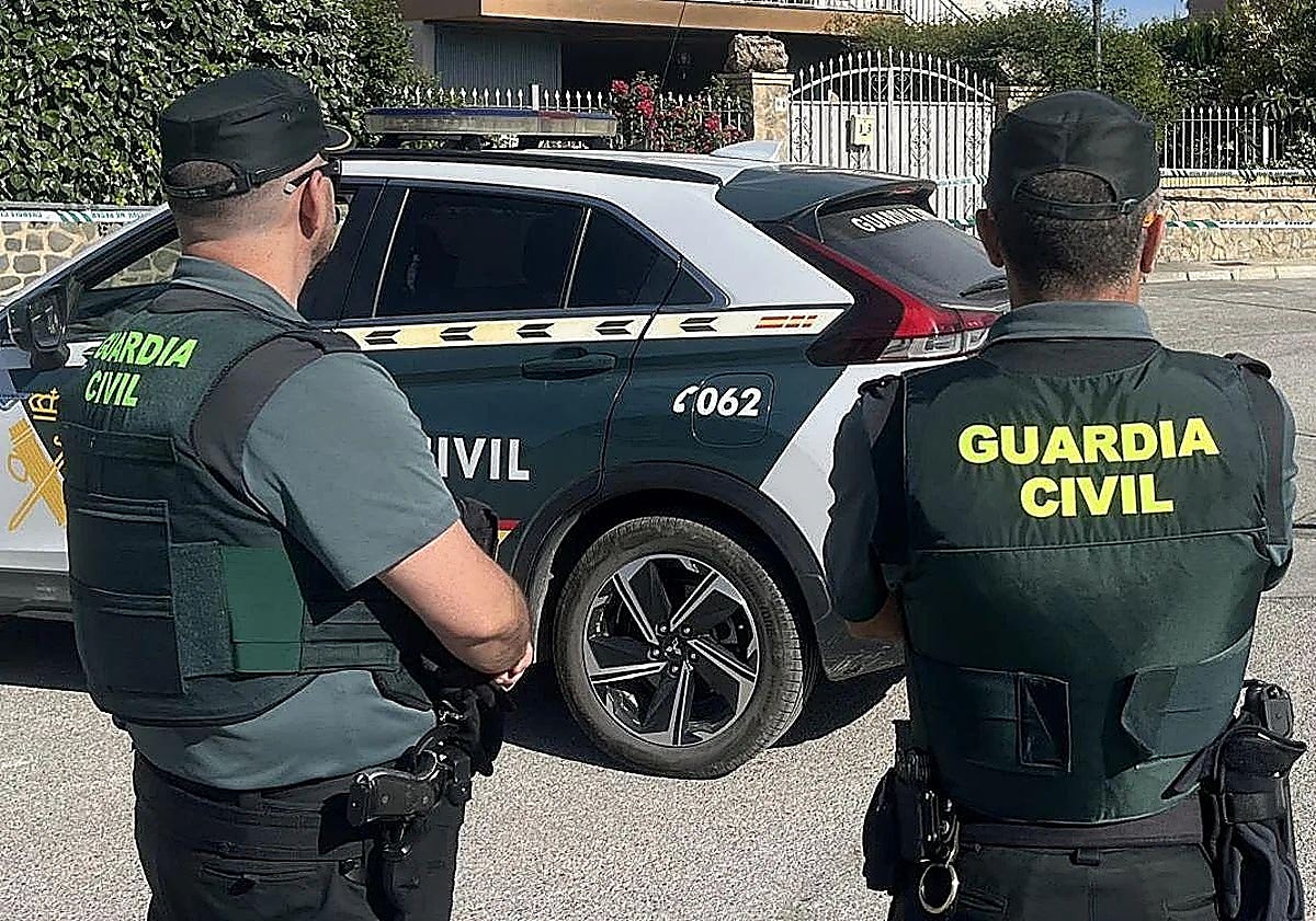 Dos agentes de la Guardia Civil, en una imagen de archivo.