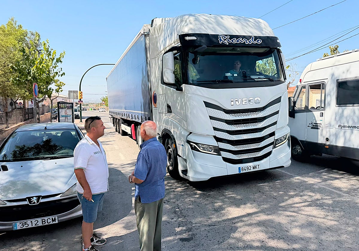 Vecinos ante el paso de un camión por la RM-411 en El Fenazar.