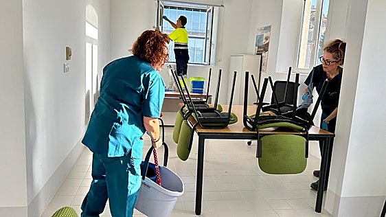 Limusa pone a punto colegios y dependencias municipales para el inicio del curso con un dispositivo de limpieza que supera las 13.500 horas