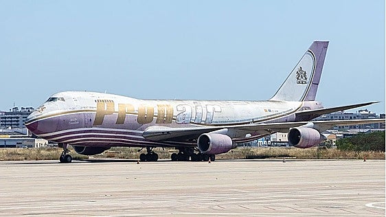 Aena quiere sacar del aeropuerto de Valencia el avión abandonado propiedad de un empresario de Yecla
