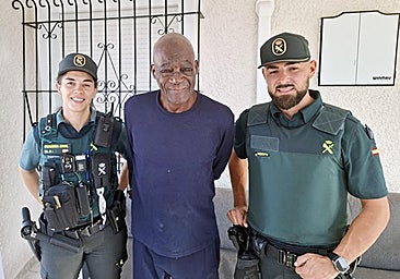 Los guardias civiles que auxiliaron al hombre lo visitan tras su recuperación.