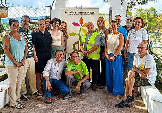 La edil de Bienestar Social, Pilar Torres (centro dcha, junto a participantes del programa de Traperos de Emaús. AYTO.