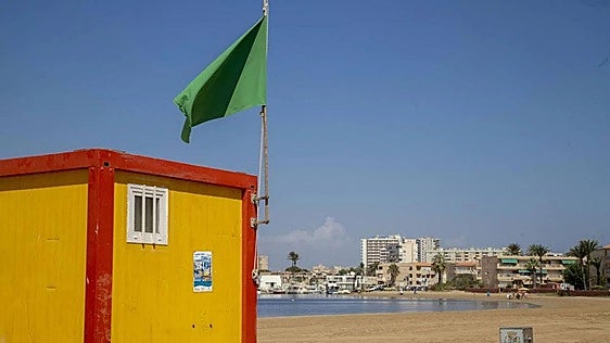 Ondea la bandera verde en una playa de Cartagena, en una imagen de archivo. .