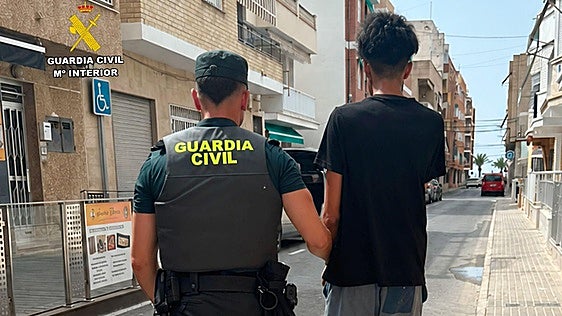 Un testigo permite detener a un joven que robó una cadena por tirón en una terraza en Lo Pagán