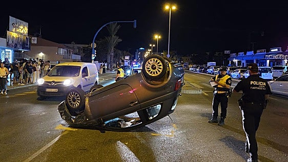 Un coche vuelca tras colisionar con otro en la Gran Vía de La Manga