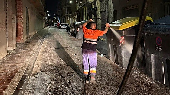 Alcantarilla y su lucha nocturna contra la suciedad: lanzan un plan de choque de limpieza tras las quejas de los vecinos