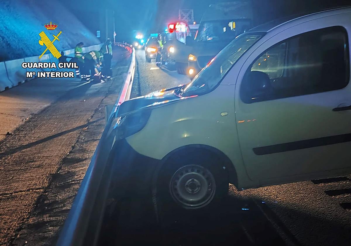 El coche del conductor investigado estrellado en el quitamiedos.