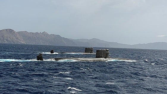 Los submarinos 'Isaac Peral' y 'Narciso Monturiol' navegan en aguas de Cartagena juntos por primera vez