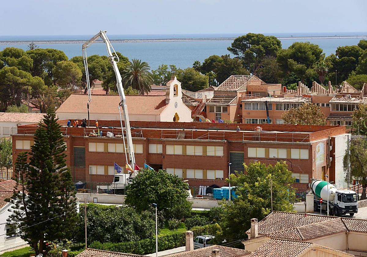Imagen del colegio Nuestra Señora del Loreto, este verano, sin techado, donde anidaron los vencejos.