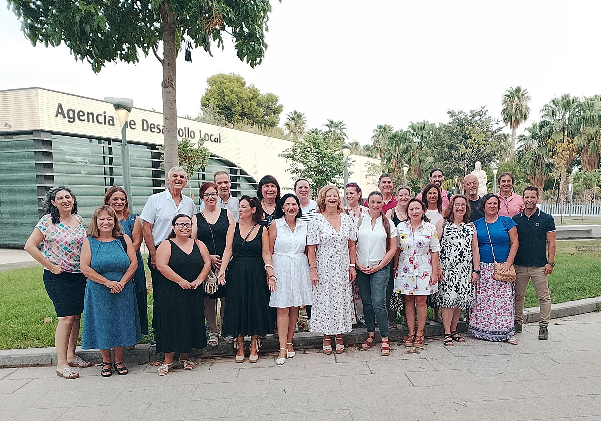 La alcaldesa de Alcantarilla, Paqui Terol, acompañada por directores de centros educativos y representantes de las AMPA del municipio.