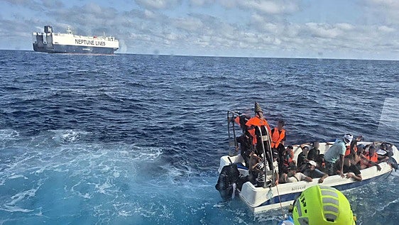 Rescatan a 19 inmigrantes que viajaban en una patera a la deriva a 12 millas de Cabo de Palos
