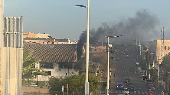 Alarma por un incendio en unas naves de Molina de Segura