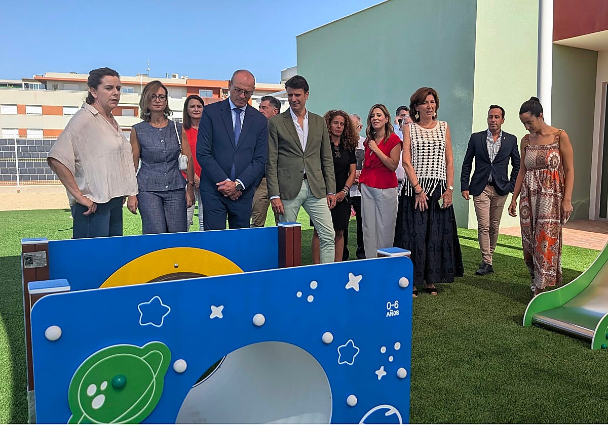Víctor Marín, consejero de Educación y Formación Profesional, ha inaugurado hoy junto al alcalde molinense, José Ángel Alfonso, la nueva escuela infantil 'Martín Álvarez Muelas', ubicada en el Mirador de Agridulce.