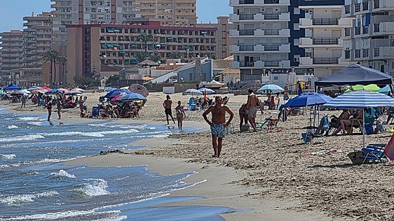Las playas de La Manga, llenas de bañistas en el primer fin de semana de septiembre